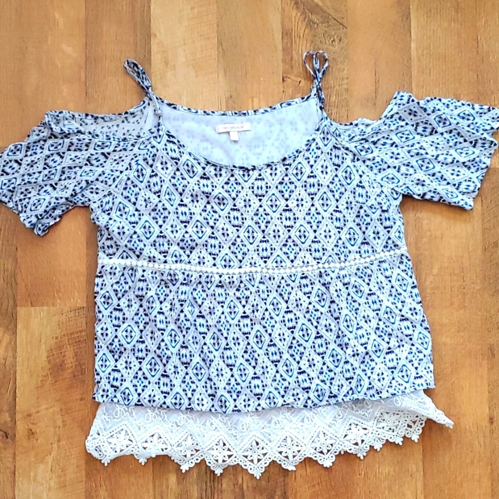 Skies Are Blue Womans Langlock Navy Cold‎ Shoulder Tribal Flowy Top Size Medium